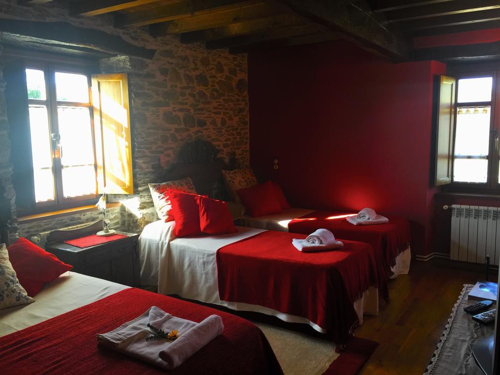 Os Tres Teixos Guest House San Acisclo ภายนอก รูปภาพ
