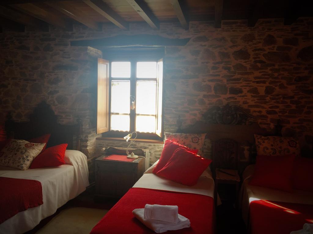 Os Tres Teixos Guest House San Acisclo ภายนอก รูปภาพ