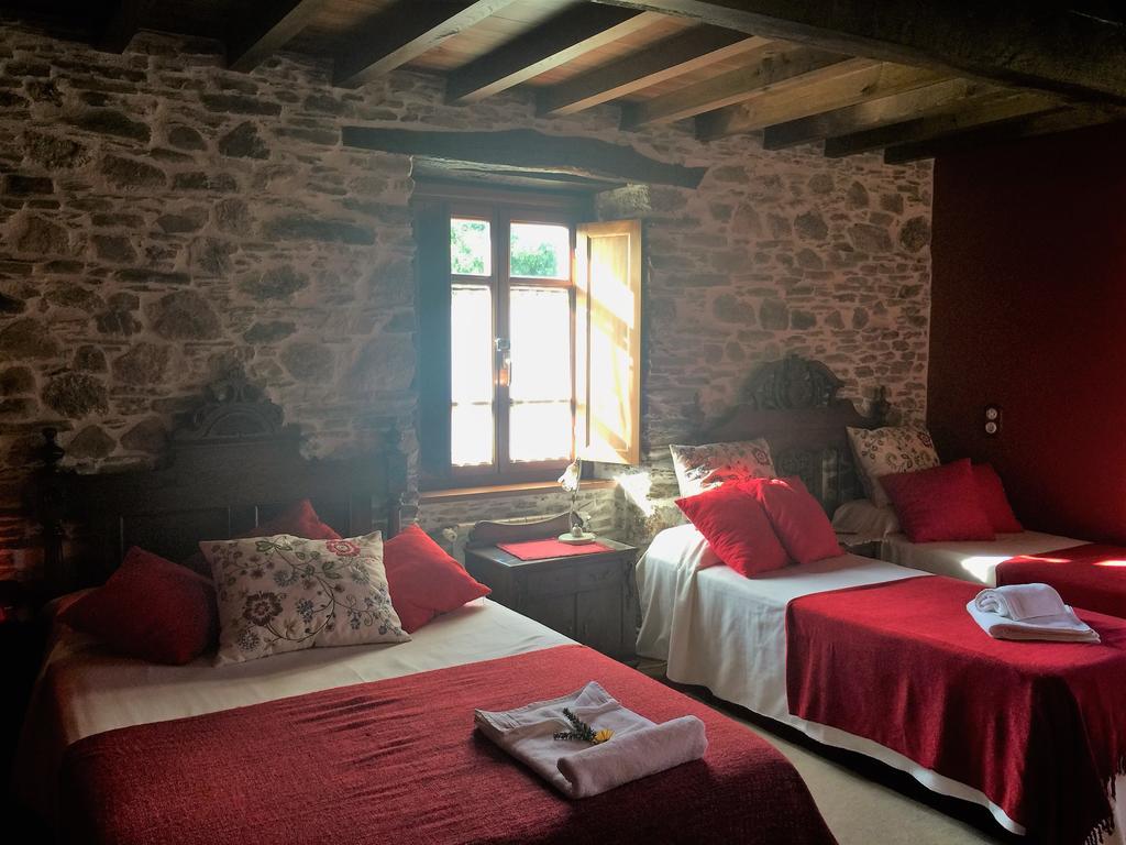 Os Tres Teixos Guest House San Acisclo ภายนอก รูปภาพ